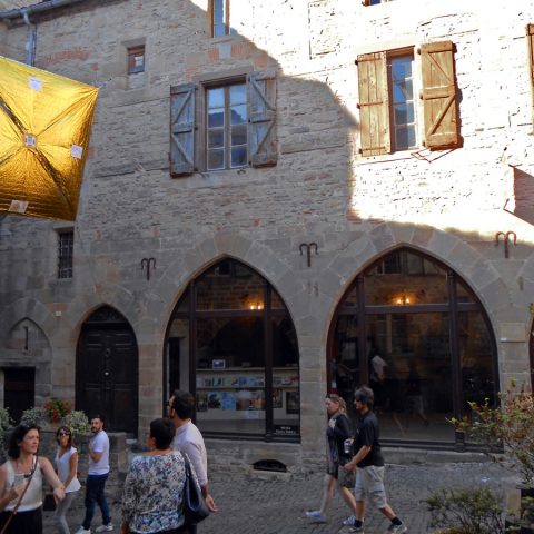 Voilier solaire "Payenkeu" devant le musée Charles Portal